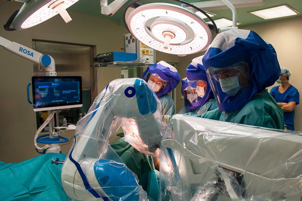 ortopedicka operacia vymena kolenneho klbu s robotickou asistentciou ROSA