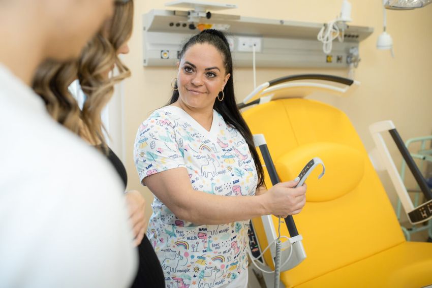 Bory Hospital_maternity ward_Contracting a midwife